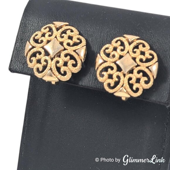 Vintage 70s Precious Pretenders Round Filigree Gold Tone Clip On Earrings - Picture 4 of 8